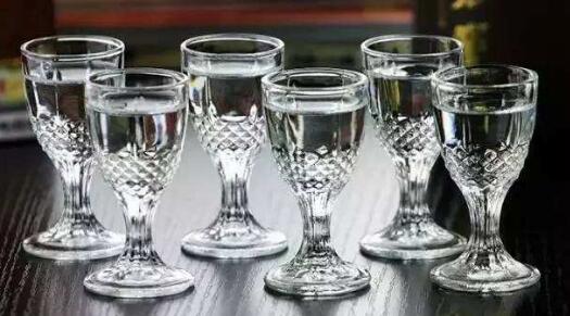 白酒为何不标注保质期？酒精饮料的独特属性解析